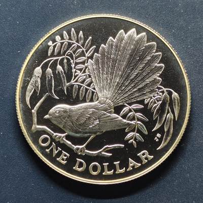 【全场包邮】纯粹捡漏拍499场-持续更新中 - 新西兰1980年1元本地鸟类系列扇尾鹟精制纪念银币【38.8毫米27.22克92.5%，纯银价约705元（按28元银价估算）】