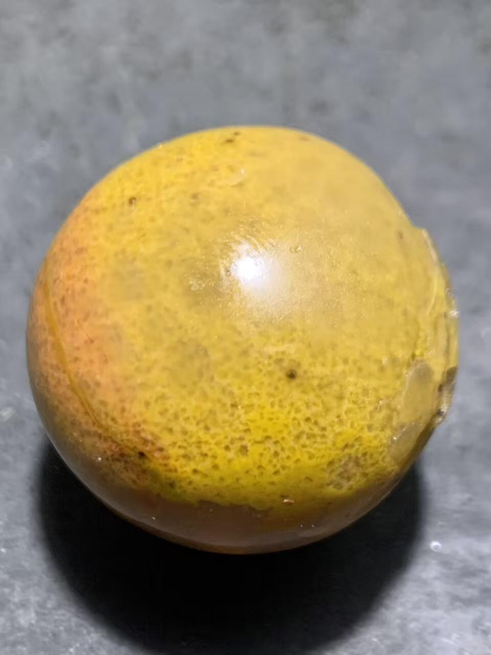 精美亚光冰飘鸡油黄糖心料风化纹战国红玛瑙手工雕刻佛字大圆珠一颗！