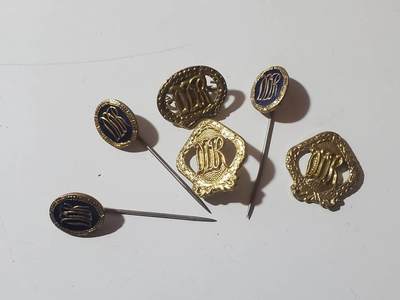 韵星假日军品类拍卖第三十九期暨默多克中校夫妇专场 -- Rimey Holidays Militaria Auction 39 & The Modoks Collection  - 越南社会主义共和国金级体能证章插针一组三枚 体能证章三枚金级