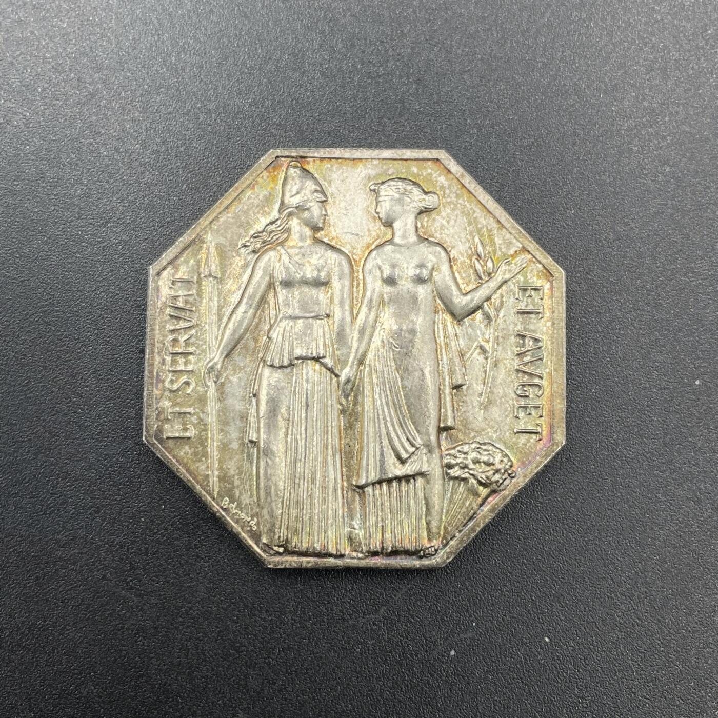 「木头集藏」章牌专场-第67场 法国汇兑代理公司八角银章，直径：32.5 mm，21.5 g，边铭：丰饶角 1 ，彩色氧化，品相很不错。