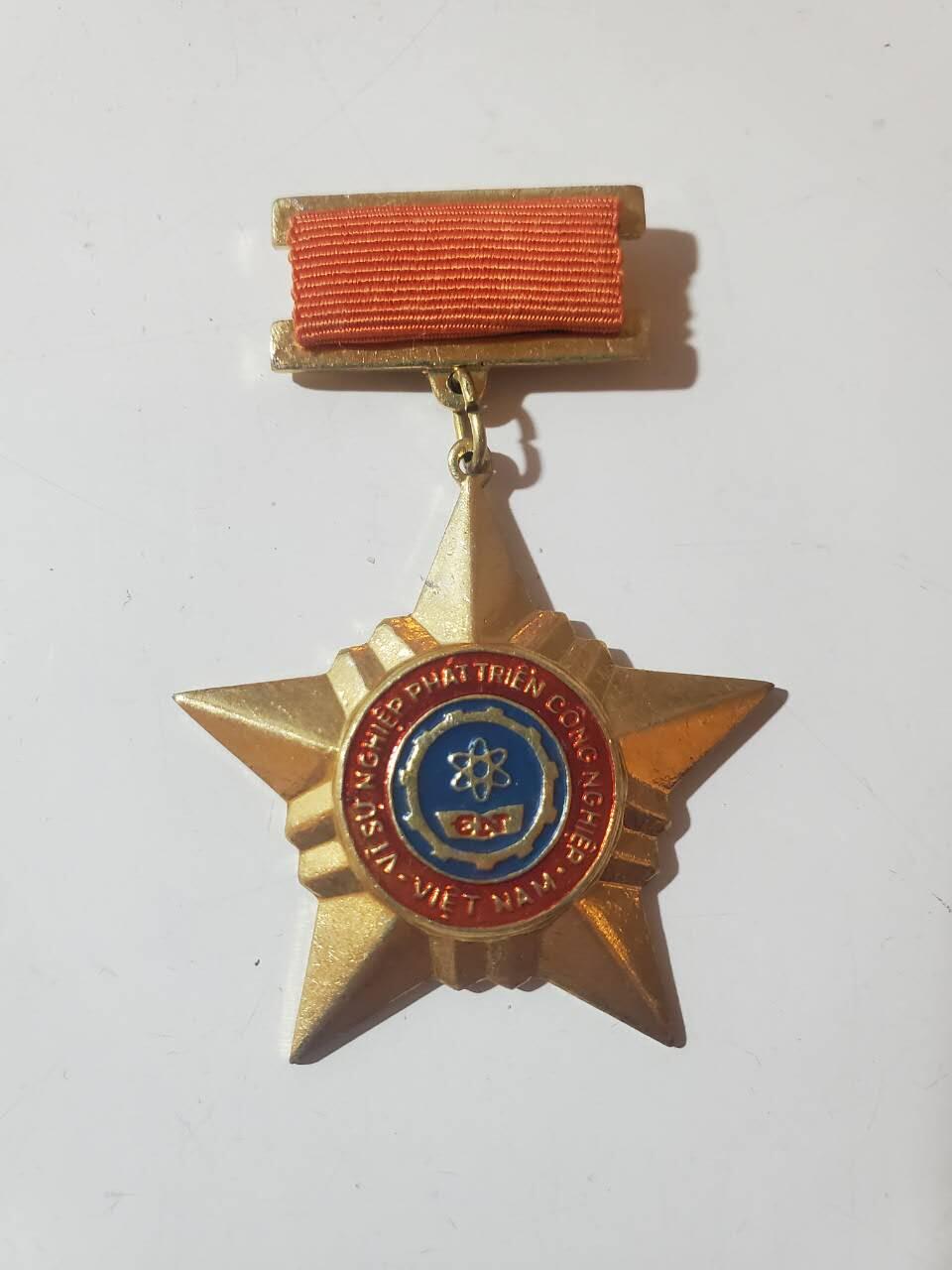 韵星假日军品类拍卖第三十九期暨默多克中校夫妇专场 -- Rimey Holidays Militaria Auction 39 & The Modoks Collection  越南社会主义共和国为发展工业事业贡献奖章