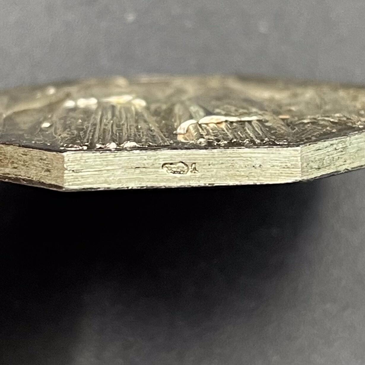「木头集藏」章牌专场-第67场 法国汇兑代理公司八角银章，直径：32.5 mm，21.5 g，边铭：丰饶角 1 ，彩色氧化，品相很不错。