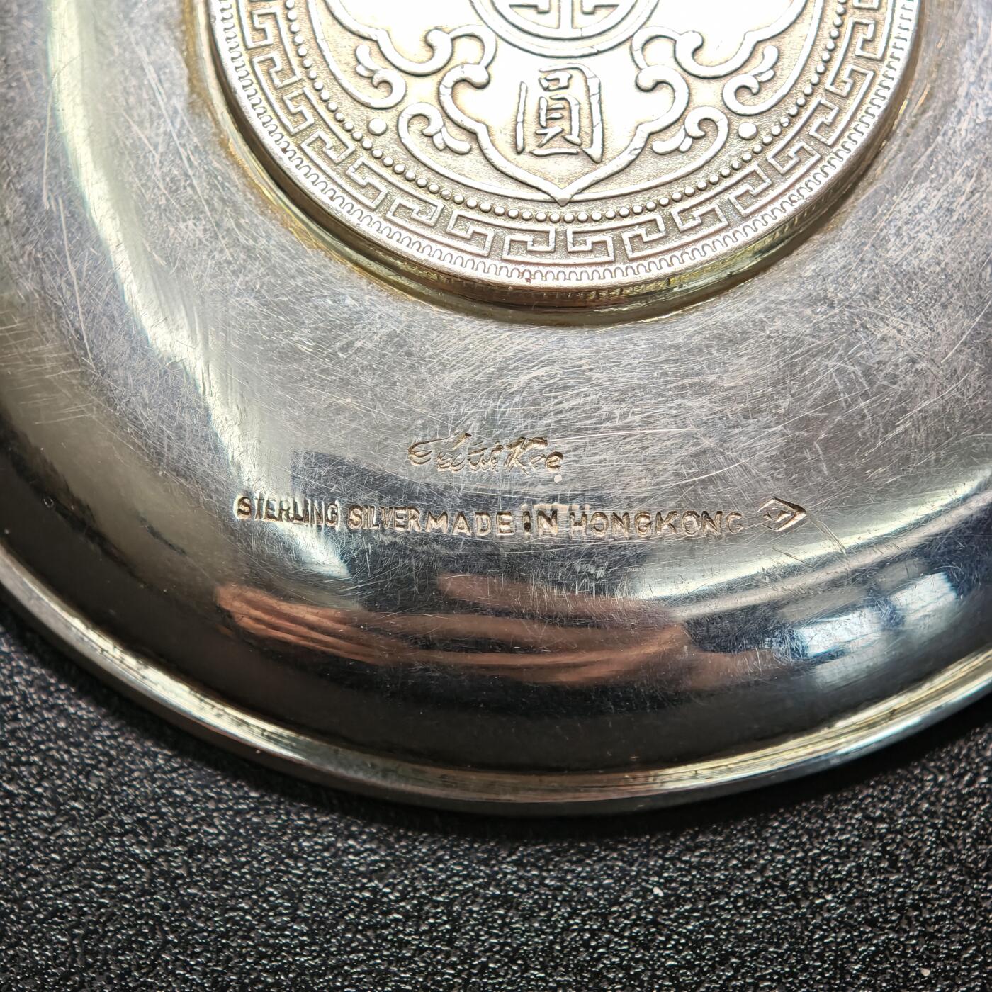 【德藏】世界币章拍卖第163期（拍品征集中~欢迎藏友联系）  早期镶嵌英属贸易银币站洋壹圆银币银盘 工艺考究 直径约：88.6mm；重约：64.3g