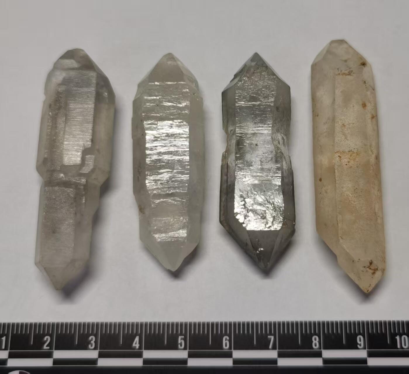 七河·世界币章矿标杂件每周小拍（总第36期）（周一结标） 藏家出品 X726（7） 手握大小云贵闪灵水晶原石一组 4 件 共重量约 70 克左右 本件拍品由合作藏家邮寄