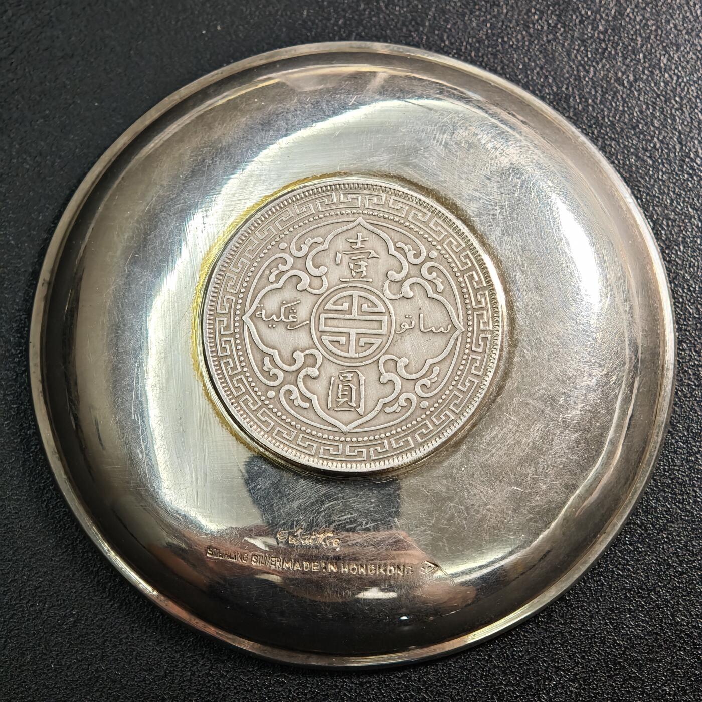 【德藏】世界币章拍卖第163期（拍品征集中~欢迎藏友联系）  早期镶嵌英属贸易银币站洋壹圆银币银盘 工艺考究 直径约：88.6mm；重约：64.3g