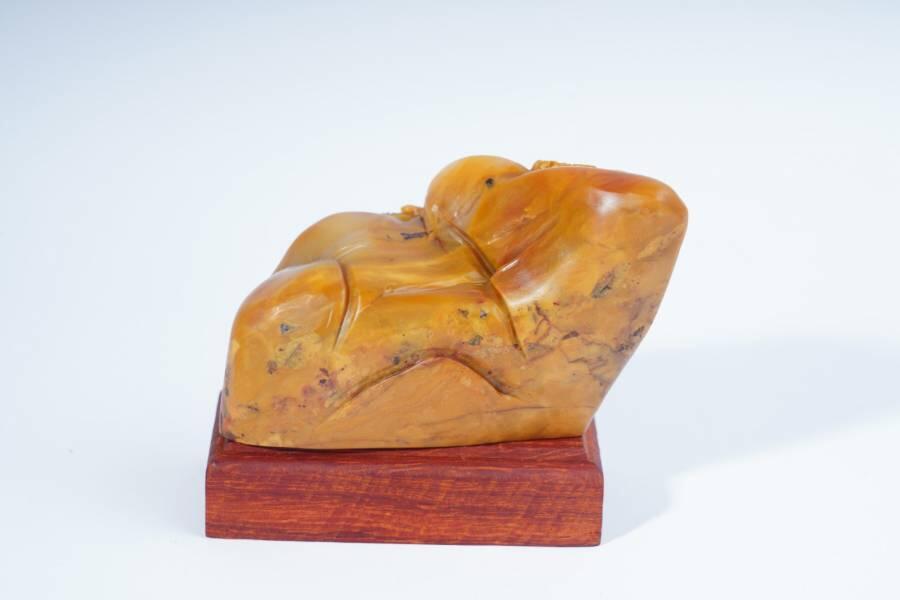 上海都达杂项专场十二（全场包邮】 天然俏色精雕寿山麦芽黄《百鸟之王》摆件连座83-36