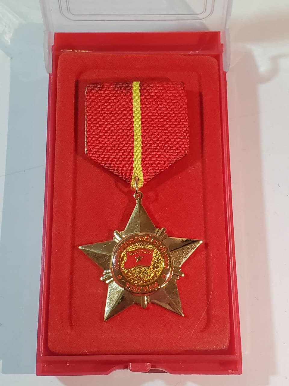 韵星假日军品类拍卖第三十九期暨默多克中校夫妇专场 -- Rimey Holidays Militaria Auction 39 & The Modoks Collection  越南社会主义共和国三级光荣战士奖章 06版本 铜镀金 带原盒