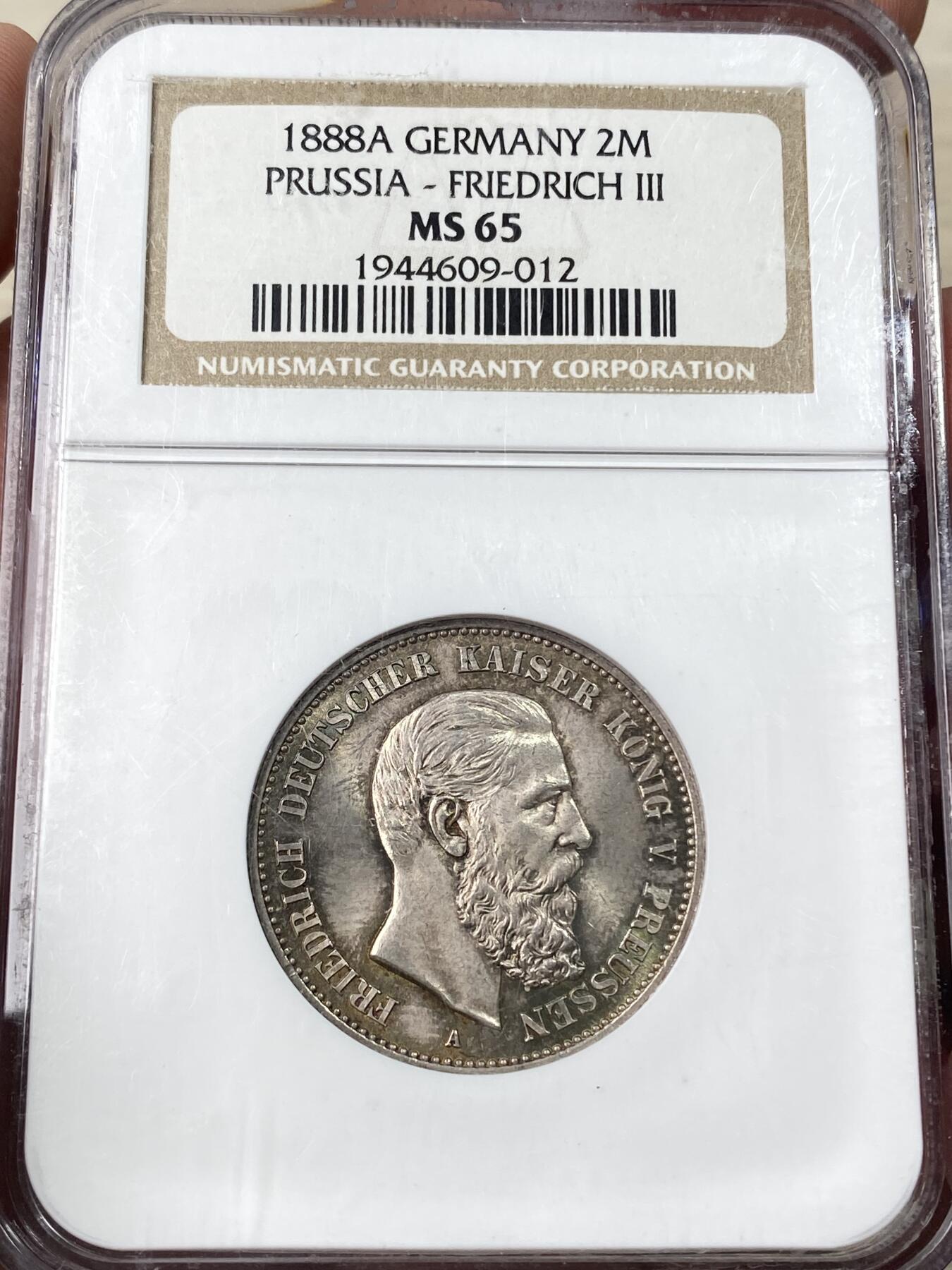 万国钱币拍卖第060期（万国六十期纪念大拍） NGC MS65 1888德国普鲁士三皇年弗雷德里希三世流通短翅2马克 丝绸转光孔雀绿彩环绕 不可多得的NGC老白盒BU典藏品质