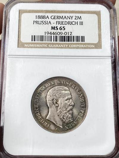 万国钱币拍卖第060期（万国六十期纪念大拍） - NGC MS65 1888德国普鲁士三皇年弗雷德里希三世流通短翅2马克 丝绸转光孔雀绿彩环绕 不可多得的NGC老白盒BU典藏品质