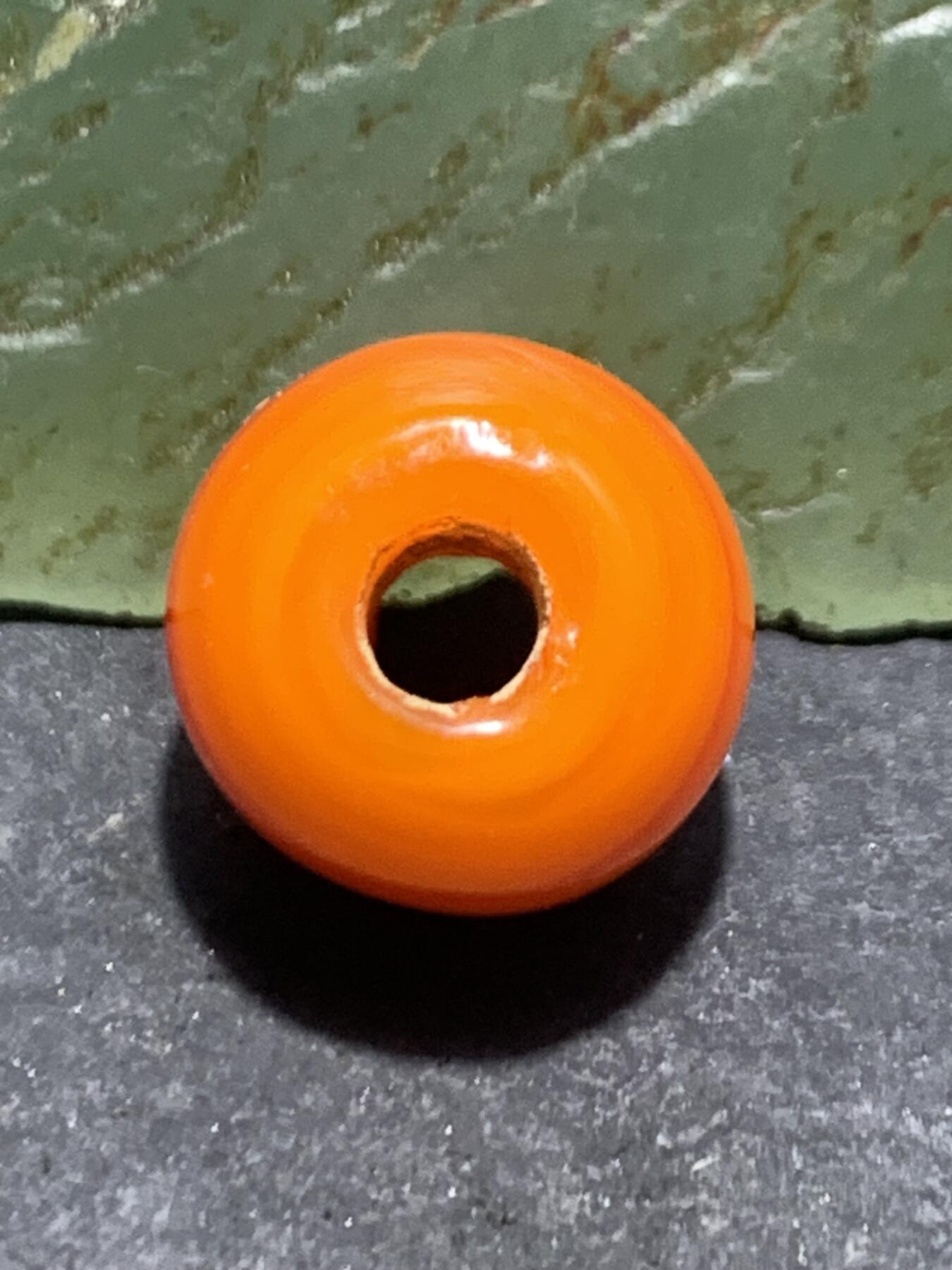 建国前后库存双色搅胎琉璃苹果珠一颗，