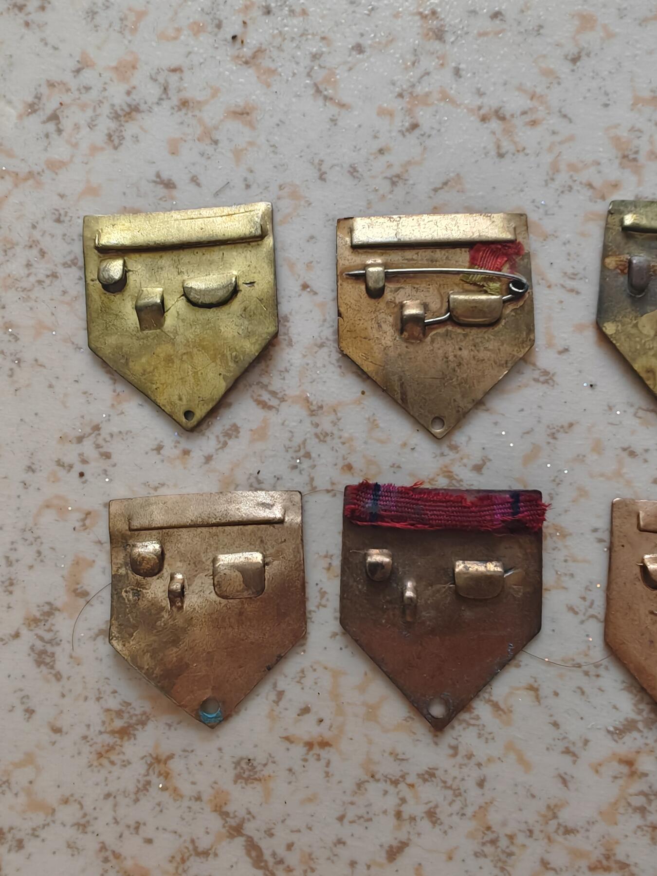 老章上挂铜片10个