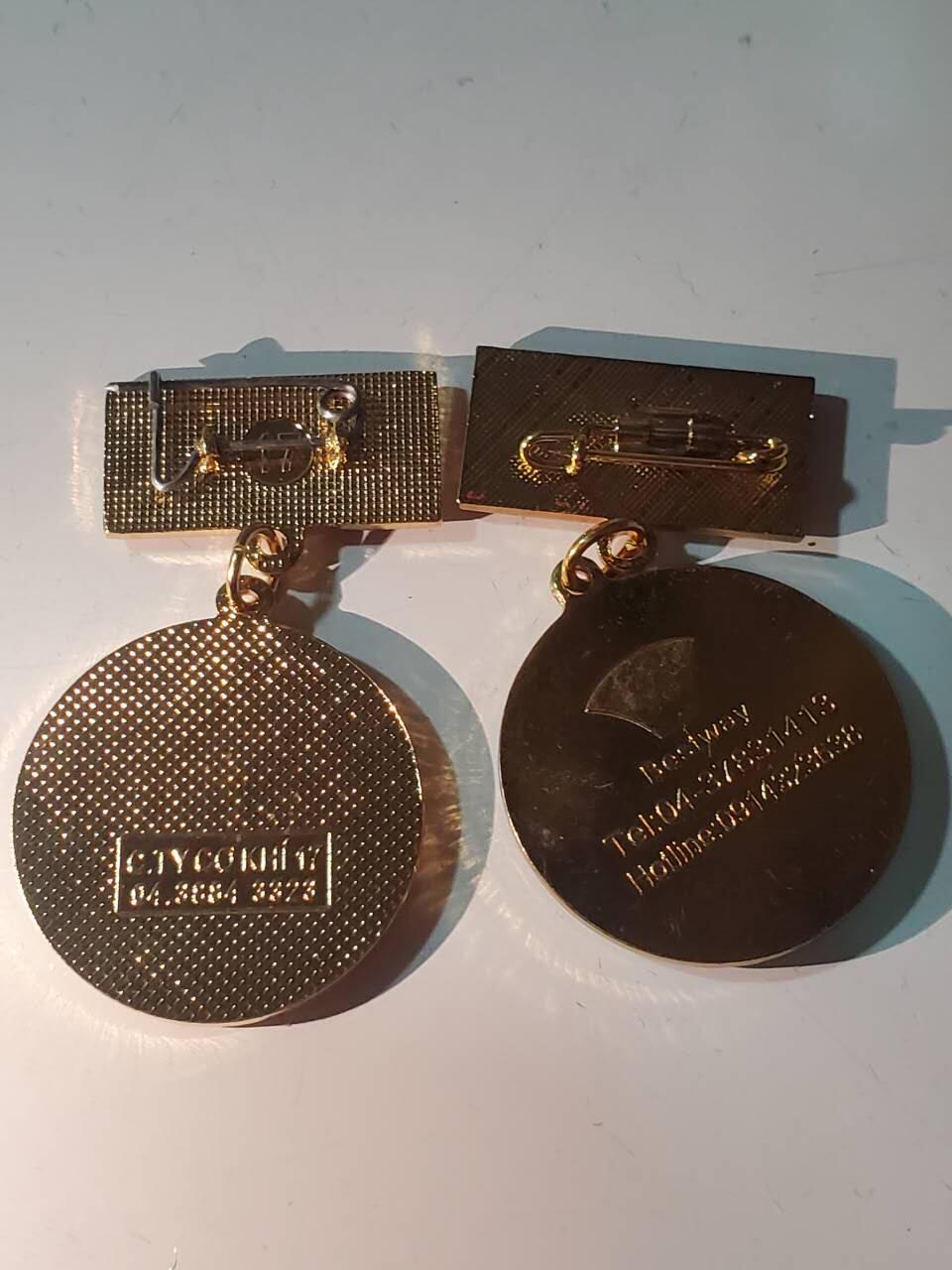 韵星假日军品类拍卖第三十九期暨默多克中校夫妇专场 -- Rimey Holidays Militaria Auction 39 & The Modoks Collection  越南社会主义共和国光荣在党30、60年奖章一对 镀金完好 背打厂标