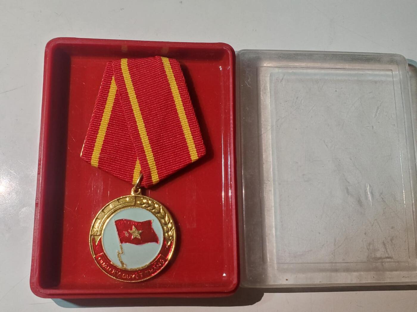 韵星假日军品类拍卖第三十九期暨默多克中校夫妇专场 -- Rimey Holidays Militaria Auction 39 & The Modoks Collection  越南社会主义共和国决胜军旗奖章带原盒 序列高于光荣战士勋章 好品