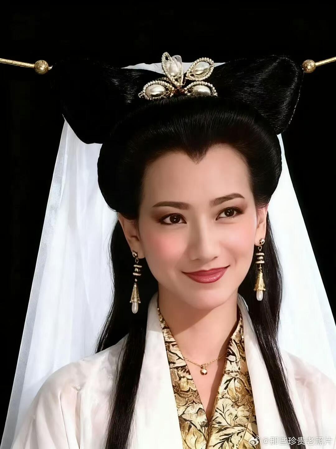 零元拍：赵雅芝，叶童，陈美琪三位老师亲签《新白娘子传奇》同声CD。赵雅芝老师和叶童老师都是早年签名体，而且赵老师还为您奉上了真挚的祝福！