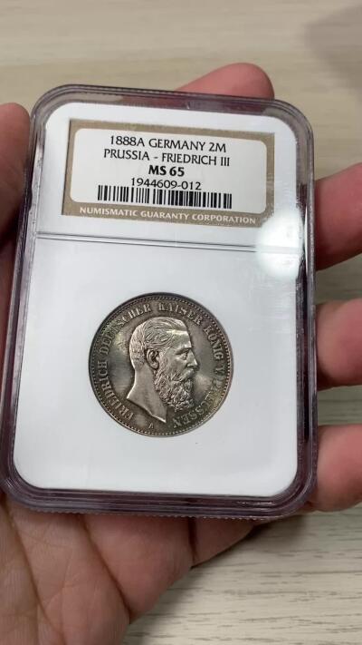 万国钱币拍卖第060期（万国六十期纪念大拍） NGC MS65 1888德国普鲁士三皇年弗雷德里希三世流通短翅2马克 丝绸转光孔雀绿彩环绕 不可多得的NGC老白盒BU典藏品质
