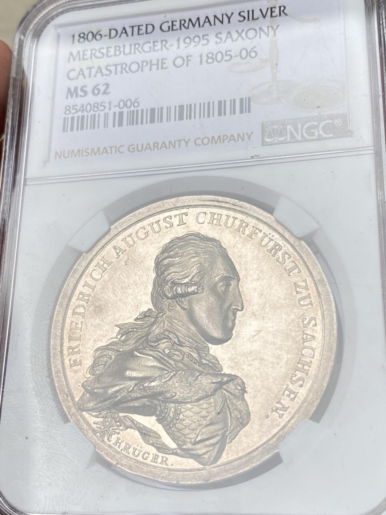 万国钱币拍卖第060期（万国六十期纪念大拍） NGC MS62 1806年德国萨克森腓特烈-奥古斯特三世纪念克服1805-06年灾难大银章 精铸镜面喷砂质感 超罕见萨克森奥古斯特戎装披甲侧相 背面密涅瓦女神手持橄榄枝送来物资与祝福 40.2MM唯一评级记录与冠军分