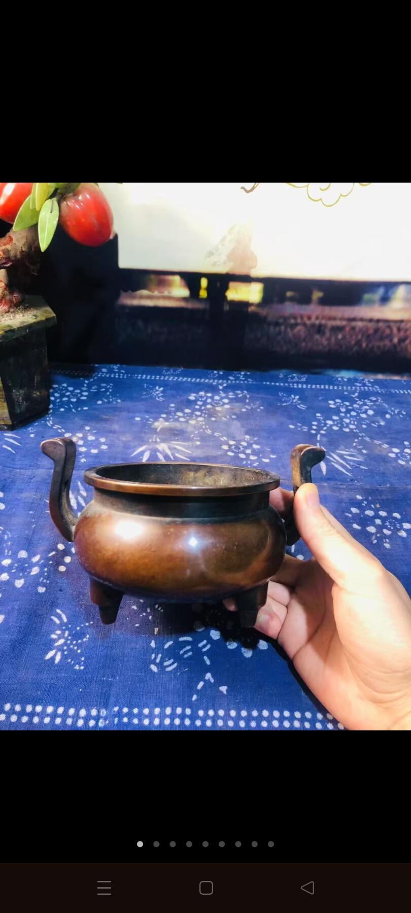 紫铜老香炉。紫铜的，底款宣德年制。四足双耳造型。十分漂亮大气。做工也极其考究。包浆老道。重两三斤。老香炉收藏精品！