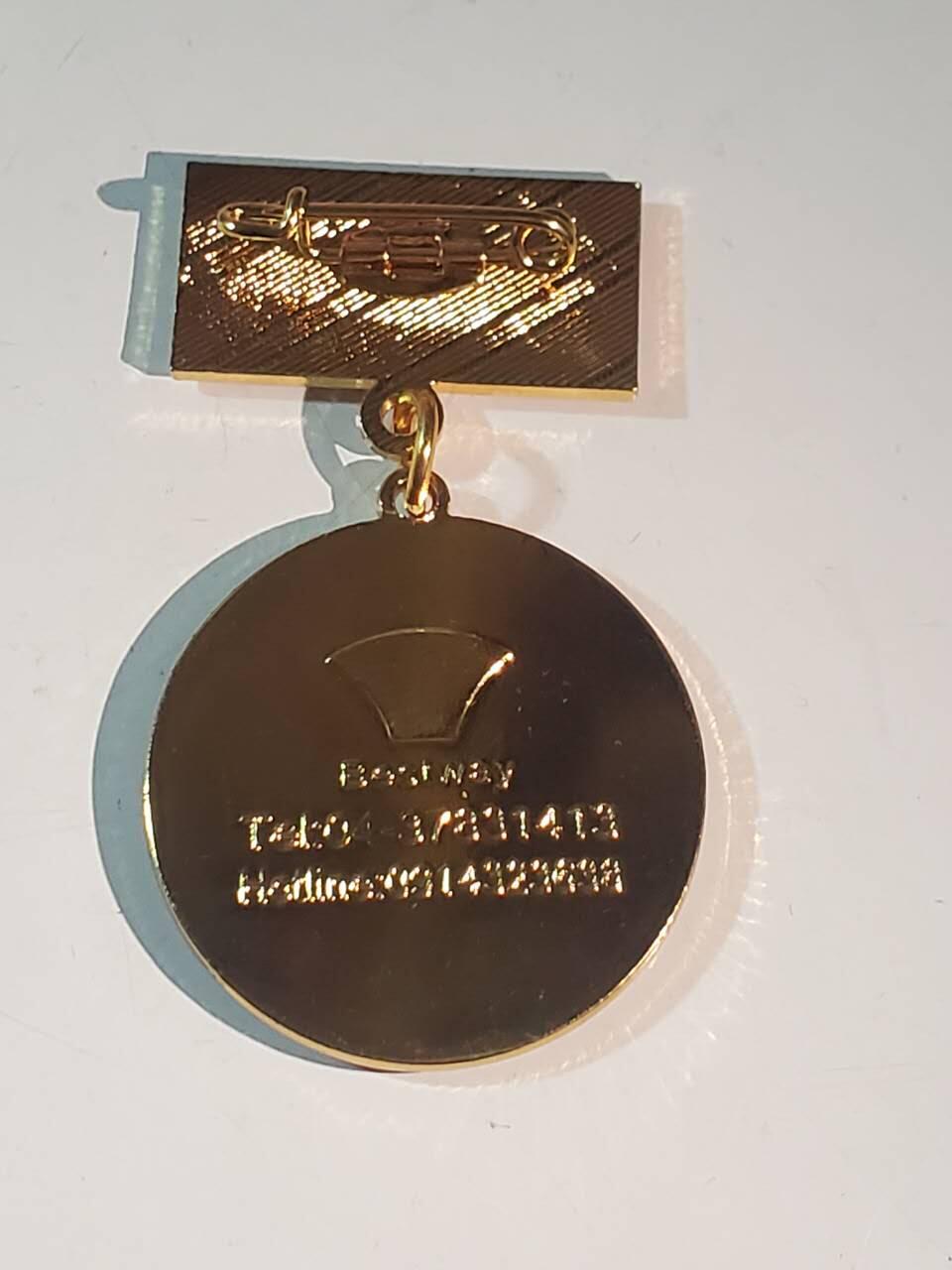 韵星假日军品类拍卖第三十九期暨默多克中校夫妇专场 -- Rimey Holidays Militaria Auction 39 & The Modoks Collection  越南社会主义共和国光荣在党60年奖章 镀金完好 背打厂标 bw厂