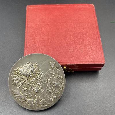 「木头集藏」章牌专场-第67场 - 法国韦西讷园艺学会原盒银奖章，直径：45 mm，48.1 g，边铭：丰饶角 1 ARGENT，少见银章，品相很不错，原盒正常使用。