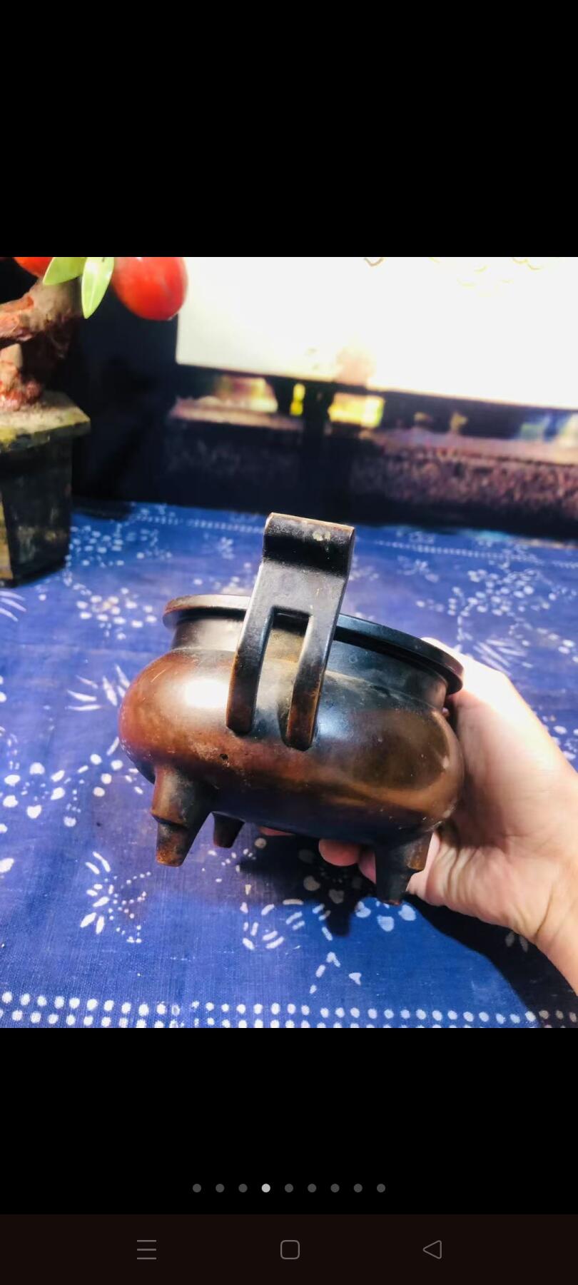 紫铜老香炉。紫铜的，底款宣德年制。四足双耳造型。十分漂亮大气。做工也极其考究。包浆老道。重两三斤。老香炉收藏精品！