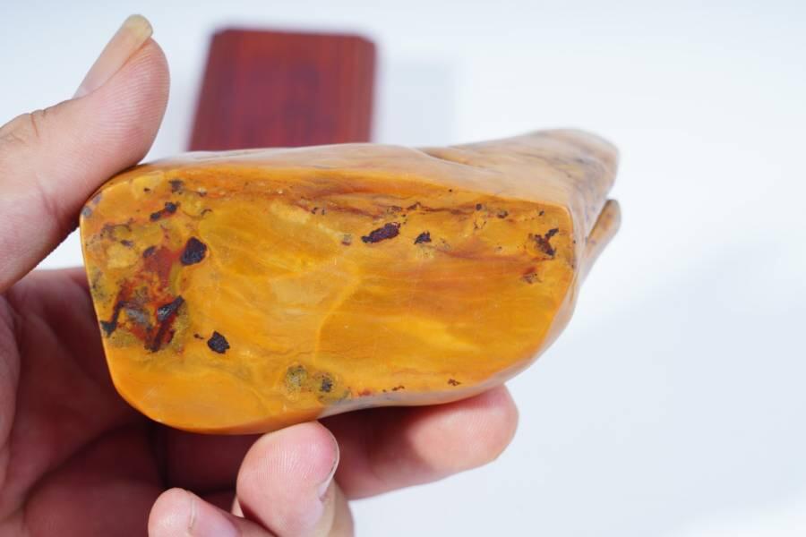 上海都达杂项专场十二（全场包邮】 天然俏色精雕寿山麦芽黄《百鸟之王》摆件连座83-36