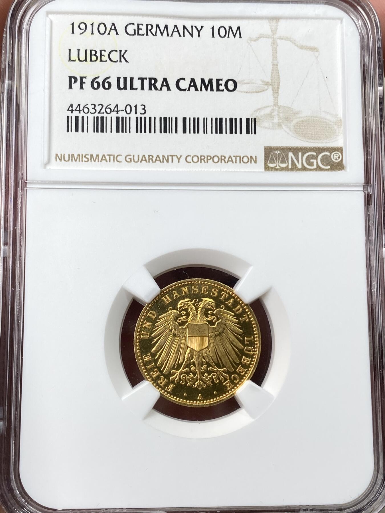 万国钱币拍卖第060期（万国六十期纪念大拍） NGC PF66UC 1910德国吕贝克自由市长翅10马克金币 自由市大名誉品种 吕贝克最大面值马克金币（未发行过20马克）柏林厂铸造 精制极其罕见的存在 深度黝黑镜面底板浮雕喷砂质感  不容错过的一枚GEM级金马克珍品 3.98g 900金