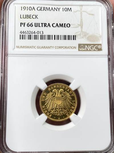 万国钱币拍卖第060期（万国六十期纪念大拍） - NGC PF66UC 1910德国吕贝克自由市长翅10马克金币 自由市大名誉品种 吕贝克最大面值马克金币（未发行过20马克）柏林厂铸造 精制极其罕见的存在 深度黝黑镜面底板浮雕喷砂质感  不容错过的一枚GEM级金马克珍品 3.98g 900金