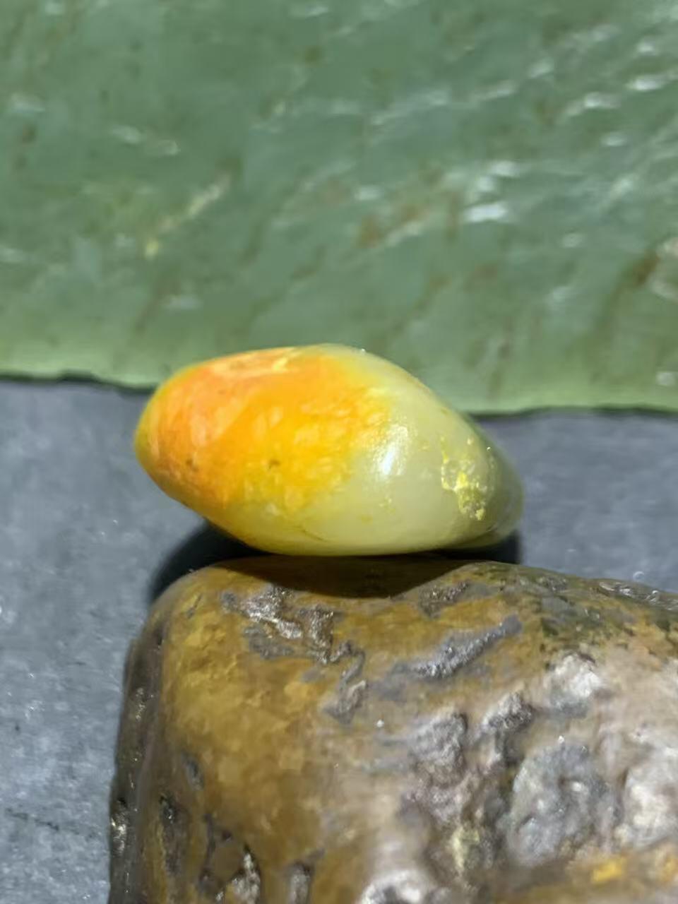 精美洒金皮和田玉独籽原石一颗，，