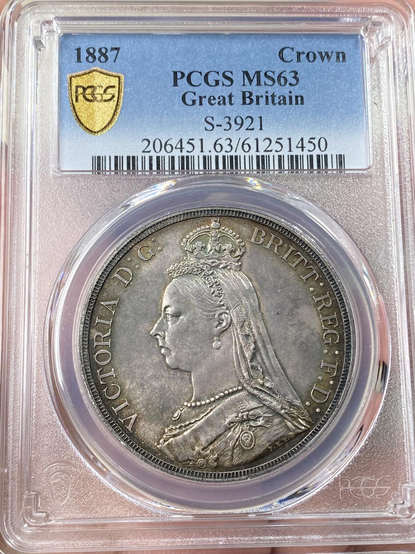 万国钱币拍卖第060期（万国六十期纪念大拍） PCGS MS63 1887英国维多利亚女王高冠马剑克朗 英系经典品种 油润天鹅绒绿五彩极美 打制锋利 状态难得的收藏级品质