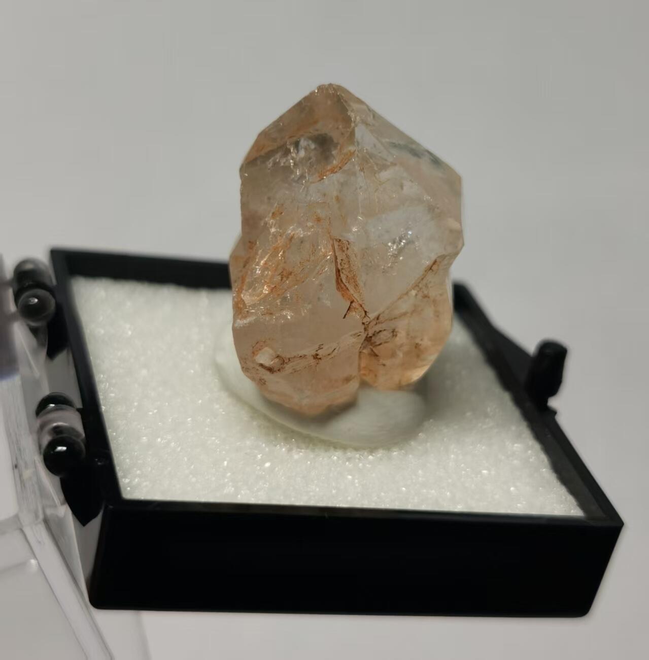 七河·世界币章矿标杂件每周小拍（总第36期）（周一结标） 藏家出品 X741（10） 马达加斯加红泥油胆水晶原石矿标（盒子矿） 本件拍品由合作藏家邮寄