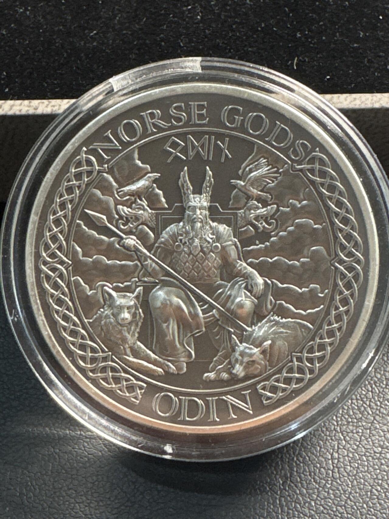 ❤️【币观天下】❤️ 第341期钱币拍卖- 2026.1.30周五晚上6点半场-长期征集拍品 春节前最后一场本场不能存放 节后恢复拍卖 2015年库克群岛北欧神话系列-主神奥丁2盎司高浮雕精制仿古银币，面值10元，成色999银，盒证齐全，品相全新