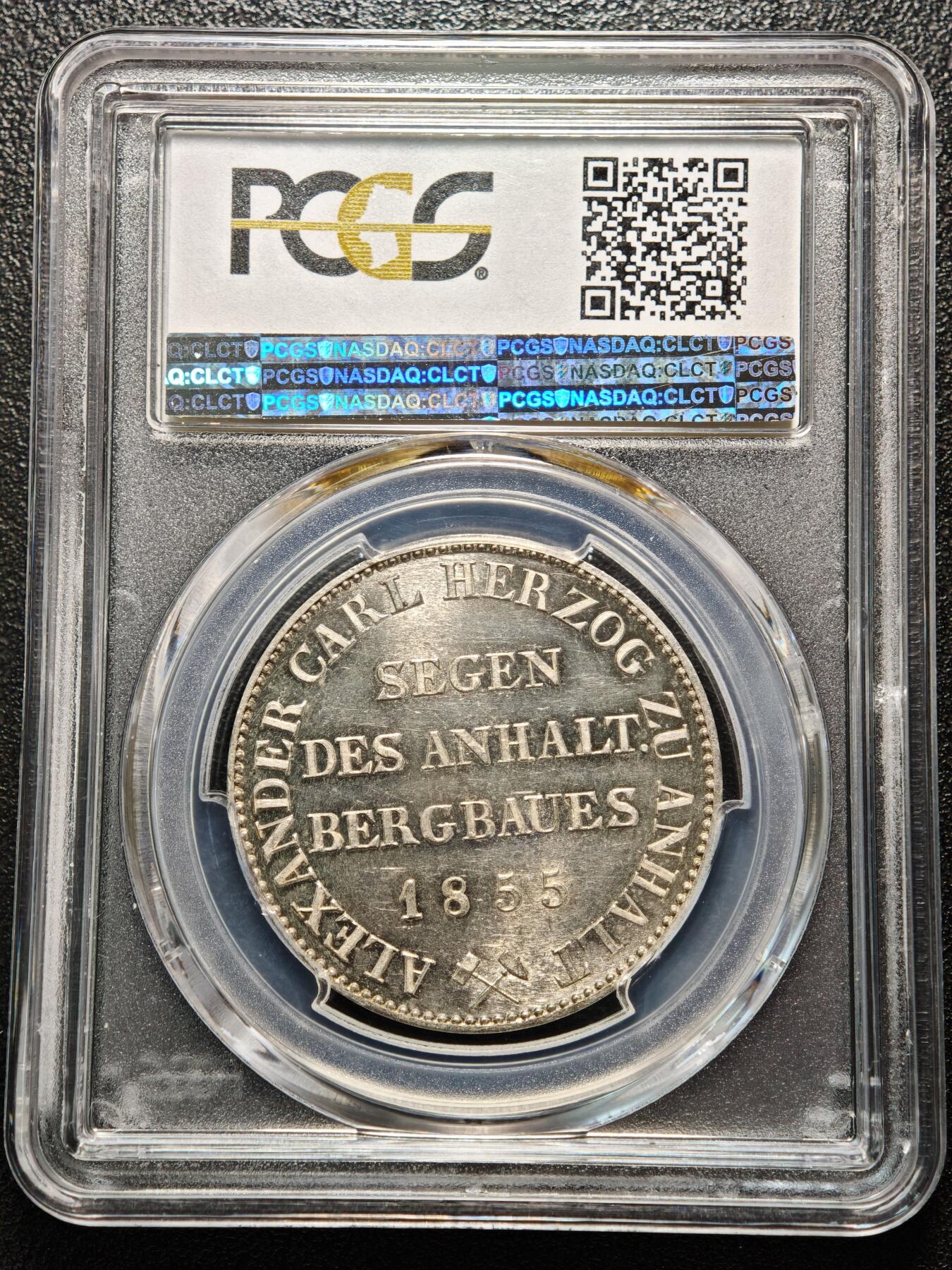 【德藏】世界币章拍卖第163期（拍品征集中~欢迎藏友联系） 1855年 德国安哈尔特-贝恩堡小熊爬墙泰勒银币 发行量2万枚 发行较少年份 PCGS MS62 是目前PCGS的亚军分之一 正面是小熊爬墙的图案，背面是矿业祈福字样。雕工精美，细节清晰，小熊身上的毛发和城墙砖纹等没有磨损，镜面底板，原光效果，值得收藏。