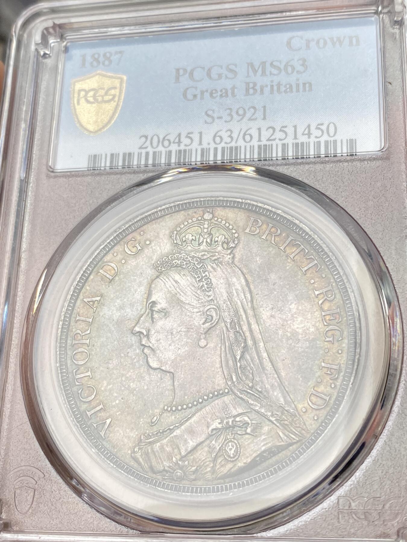 万国钱币拍卖第060期（万国六十期纪念大拍） PCGS MS63 1887英国维多利亚女王高冠马剑克朗 英系经典品种 油润天鹅绒绿五彩极美 打制锋利 状态难得的收藏级品质