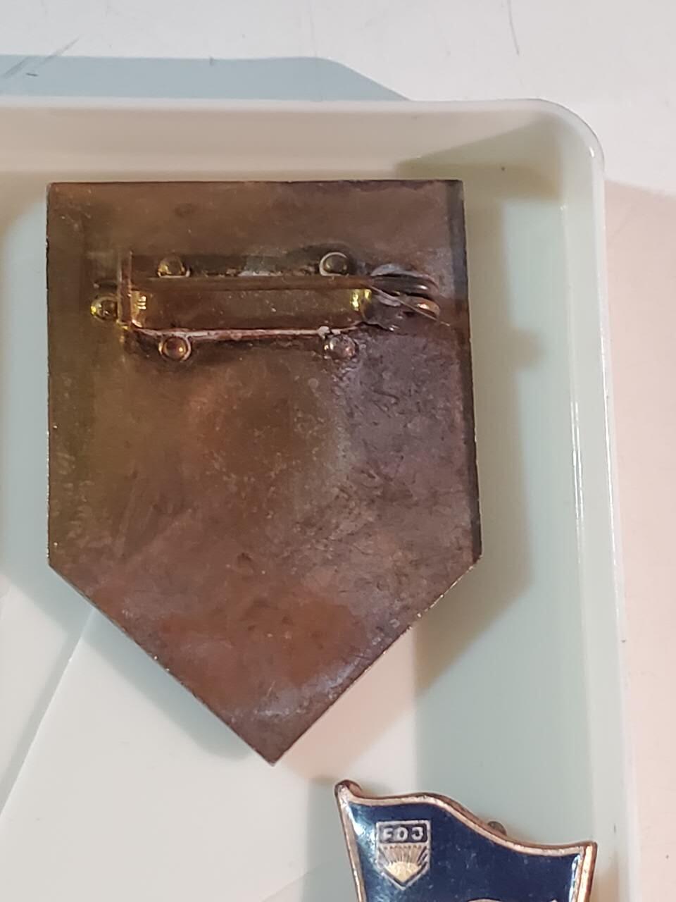 韵星假日军品类拍卖第三十九期暨默多克中校夫妇专场 -- Rimey Holidays Militaria Auction 39 & The Modoks Collection  民主德国内务部协助治安力量证章一枚➕ddr铜级优秀成员证章带原盒 ddr无损