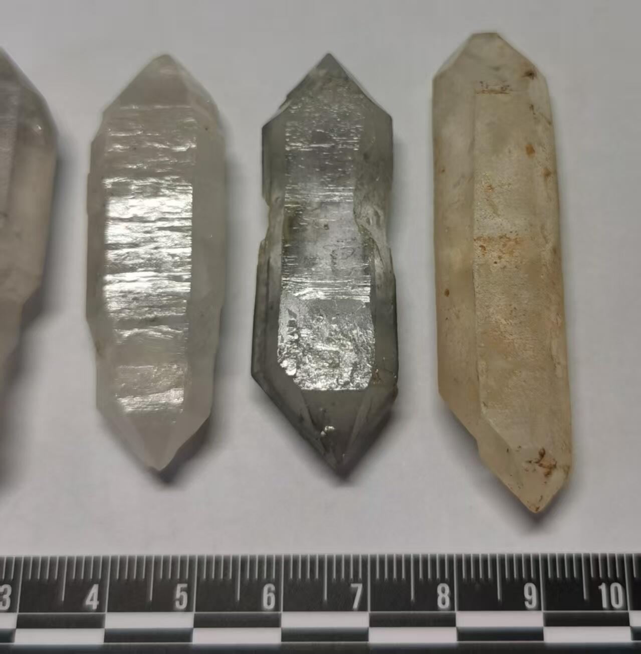 七河·世界币章矿标杂件每周小拍（总第36期）（周一结标） 藏家出品 X726（7） 手握大小云贵闪灵水晶原石一组 4 件 共重量约 70 克左右 本件拍品由合作藏家邮寄