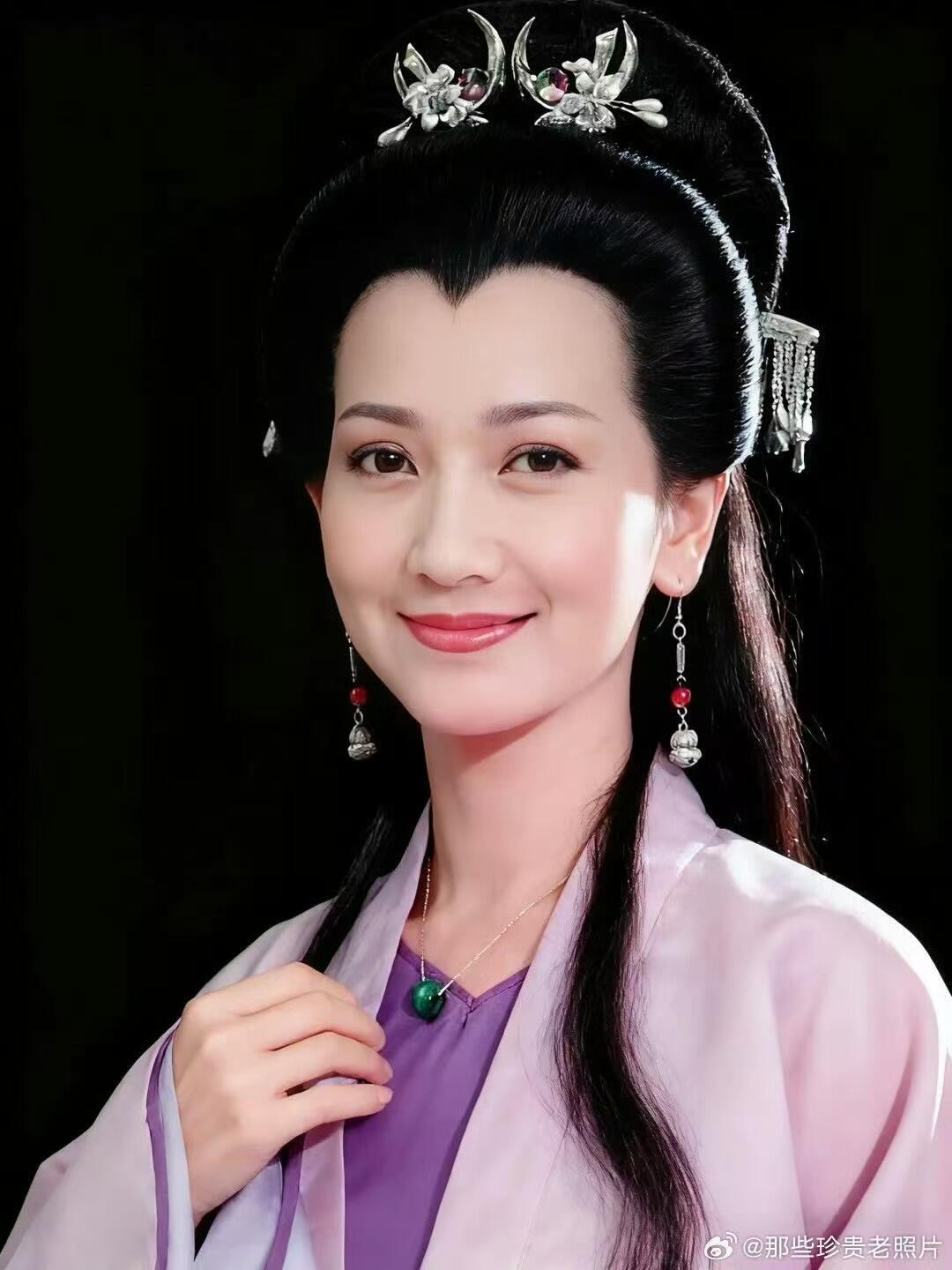 零元拍：赵雅芝，叶童，陈美琪三位老师亲签《新白娘子传奇》同声CD。赵雅芝老师和叶童老师都是早年签名体，而且赵老师还为您奉上了真挚的祝福！