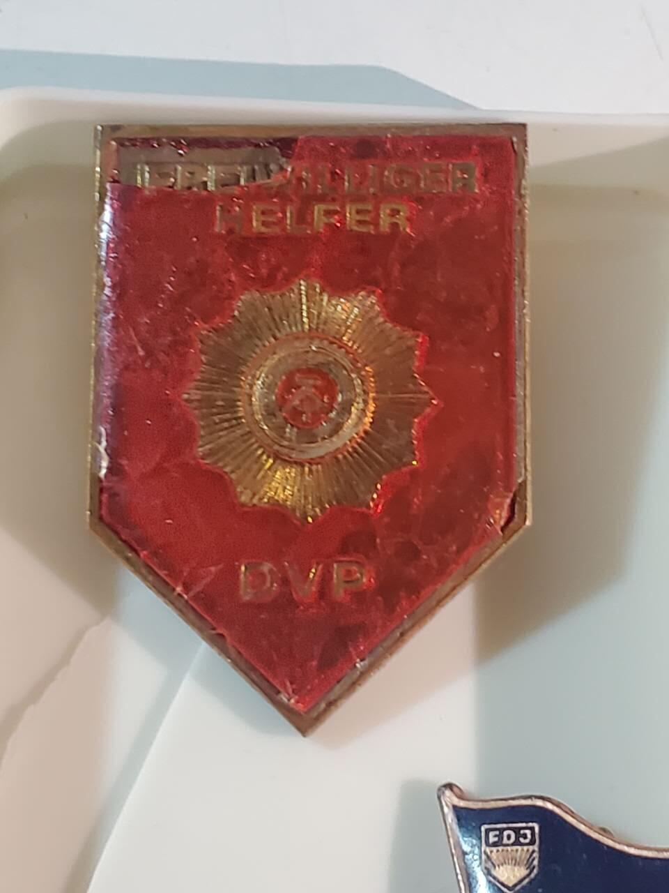 韵星假日军品类拍卖第三十九期暨默多克中校夫妇专场 -- Rimey Holidays Militaria Auction 39 & The Modoks Collection  民主德国内务部协助治安力量证章一枚➕ddr铜级优秀成员证章带原盒 ddr无损