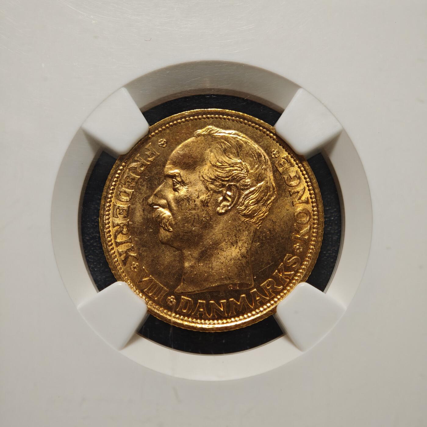 【德藏】世界币章拍卖第163期（拍品征集中~欢迎藏友联系） 1910年 丹麦国王弗雷德里克八世VBP版20克朗金币，重量：8.9606克，含金量：90%，NGC MS64 北欧货币联盟标准流通金币，欧洲重量最大的流通主币。北欧早期金币比较少，此年份属发行量相对较少年份！黄灿灿、强转光、丝绸底板，目前黄金一天一个价，机会难得，好好把握吧！