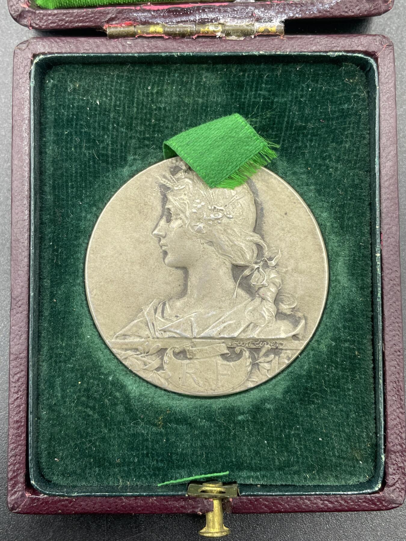 「木头集藏」章牌专场-第67场 Rivet～法国科讷区农业展览会原盒银奖章，直径：36 mm，21.1 g，边铭：丰饶角 1 ARGENT，品相不错，原盒正常使用