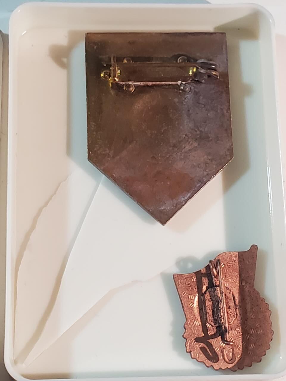 韵星假日军品类拍卖第三十九期暨默多克中校夫妇专场 -- Rimey Holidays Militaria Auction 39 & The Modoks Collection  民主德国内务部协助治安力量证章一枚➕ddr铜级优秀成员证章带原盒 ddr无损