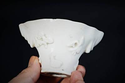 上海都达杂项专场90【全场包邮】  白釉浮雕龙虎杯83-43