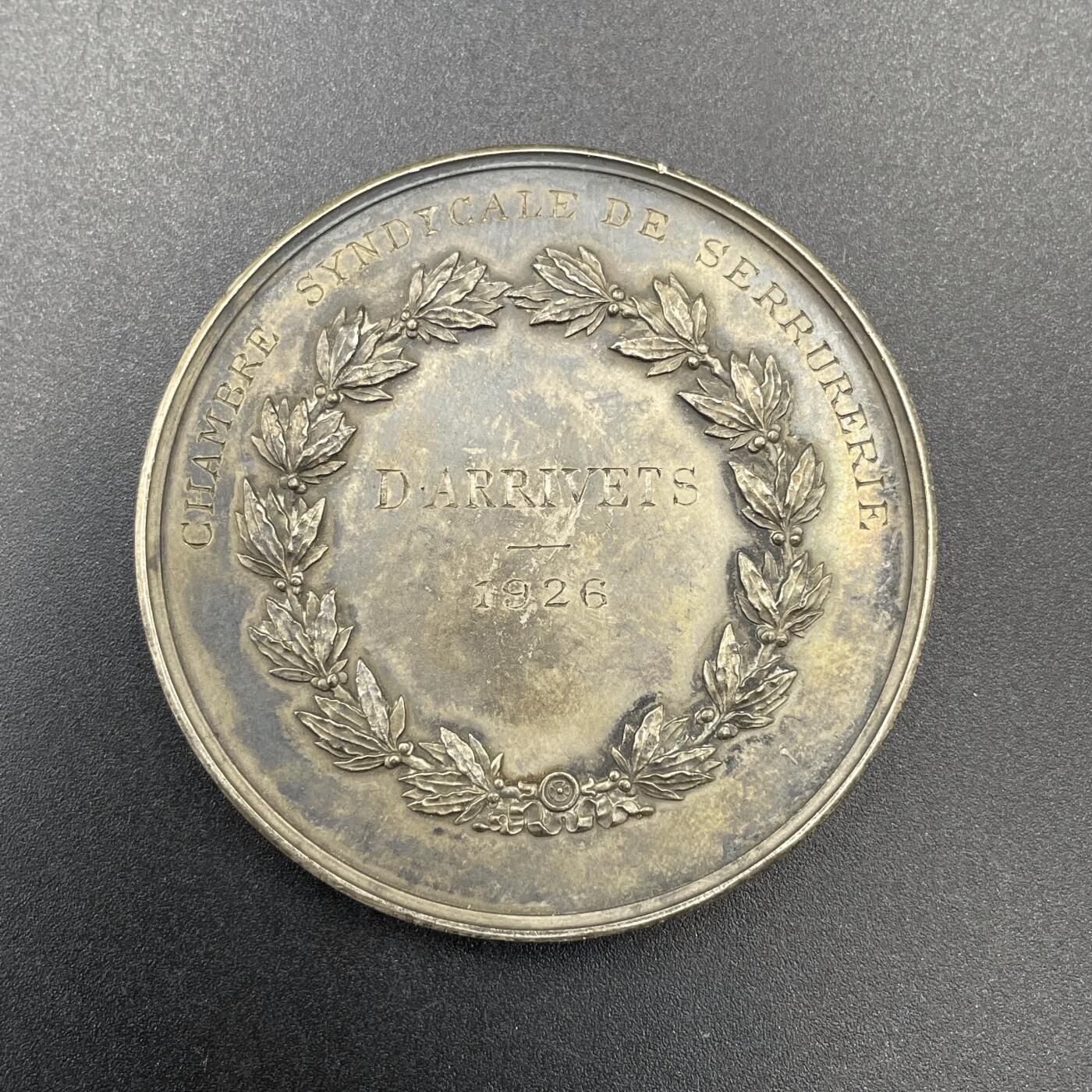「木头集藏」章牌专场-第67场 1926年法国锁匠同业公会银奖章，直径：50 mm，62 g，边铭：丰饶角 2 ARGENT。