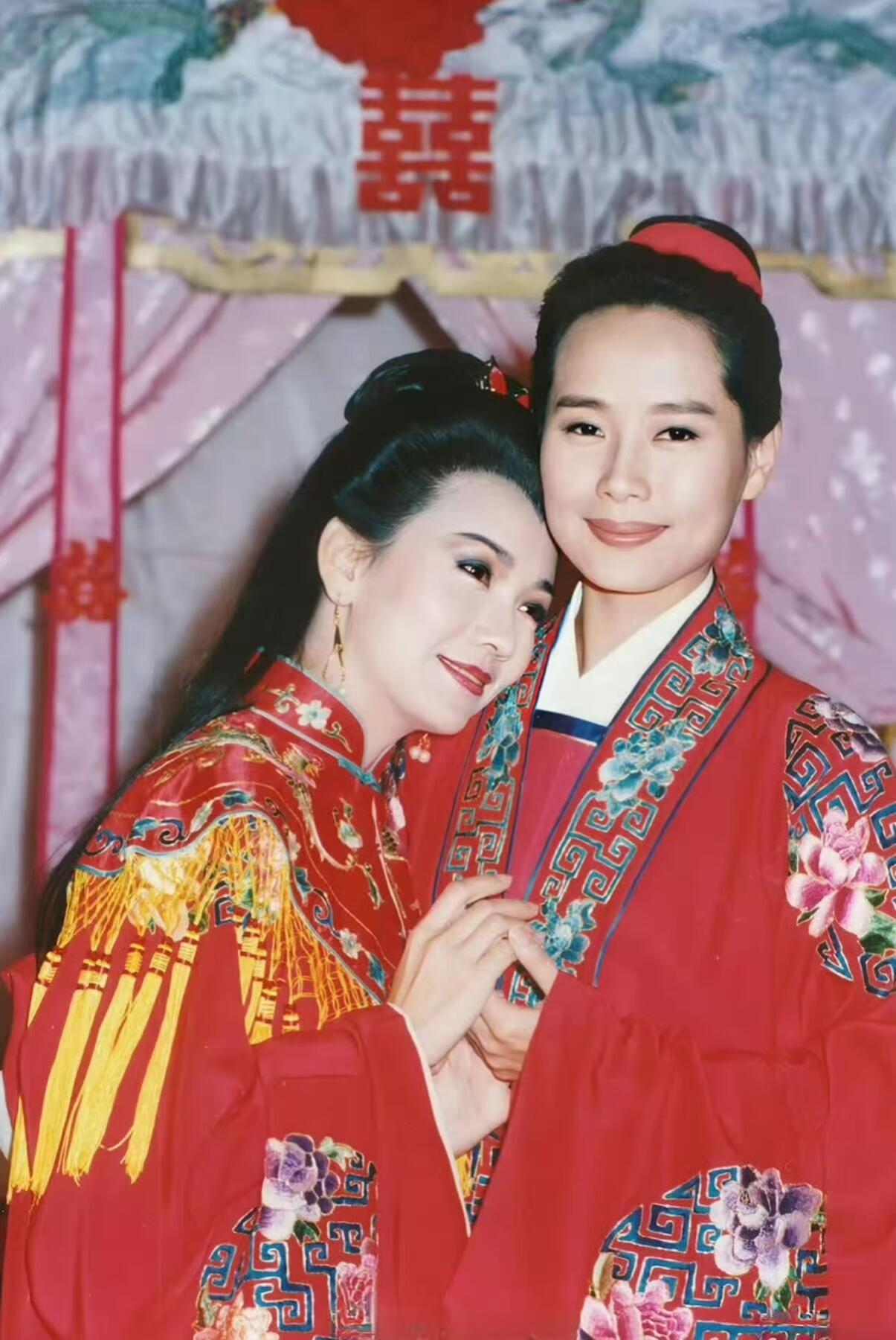 零元拍：赵雅芝，叶童，陈美琪三位老师亲签《新白娘子传奇》同声CD。赵雅芝老师和叶童老师都是早年签名体，而且赵老师还为您奉上了真挚的祝福！