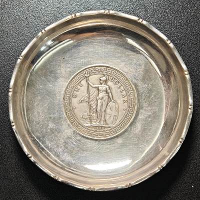 【德藏】世界币章拍卖第163期（拍品征集中~欢迎藏友联系） -  早期镶嵌英属贸易银币站洋壹圆银币银盘 工艺考究 直径约：88.6mm；重约：64.3g