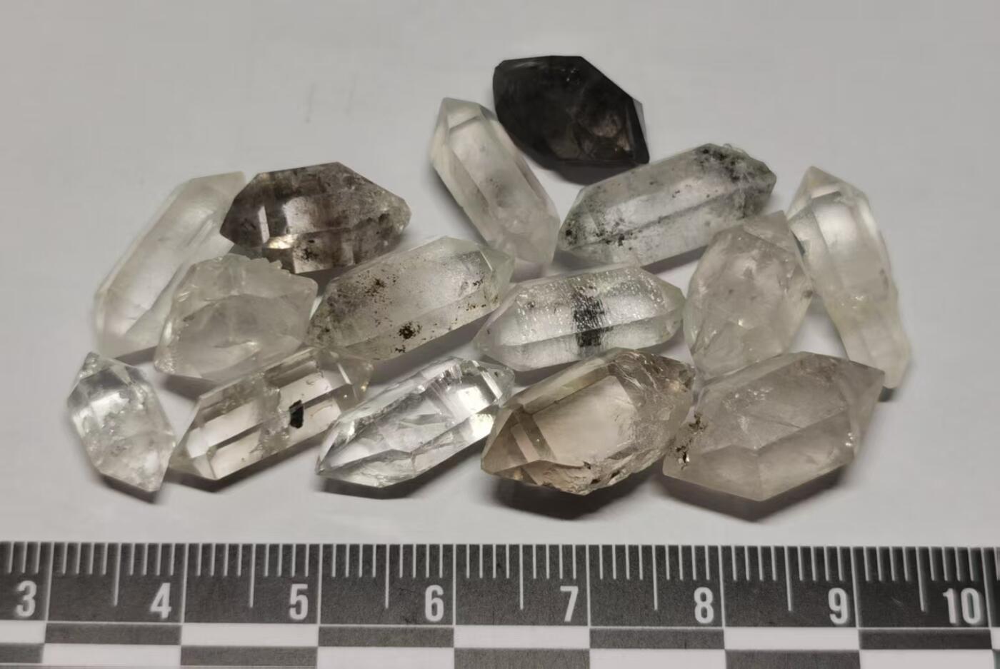 七河·世界币章矿标杂件每周小拍（总第36期）（周一结标） 藏家出品 X731（2）晶形不错 小巧可爱的云贵闪灵水晶原石一组 15 件 本件拍品由合作藏家邮寄