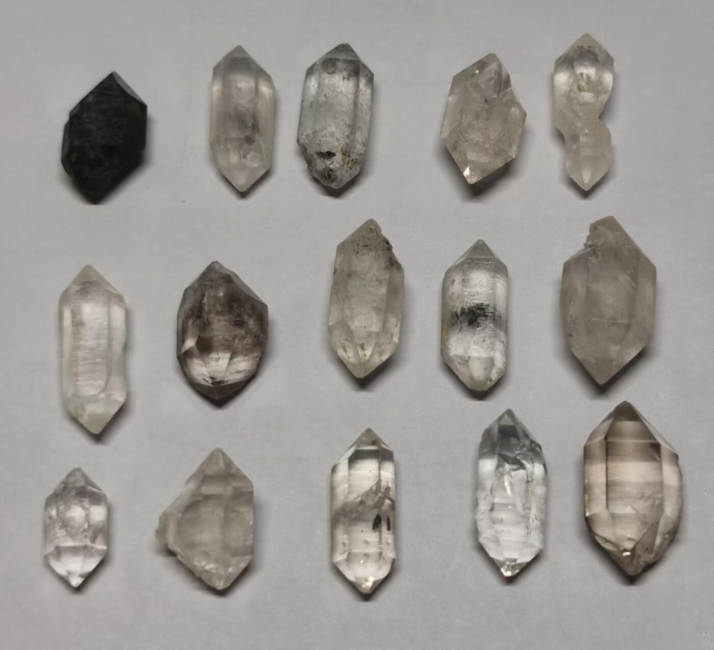 七河·世界币章矿标杂件每周小拍（总第36期）（周一结标） 藏家出品 X731（2）晶形不错 小巧可爱的云贵闪灵水晶原石一组 15 件 本件拍品由合作藏家邮寄