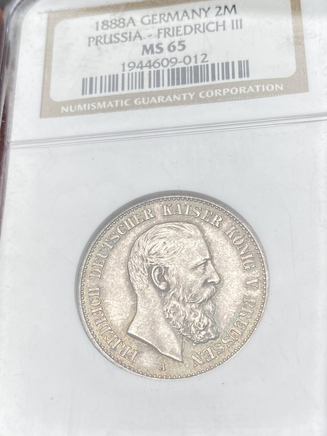 万国钱币拍卖第060期（万国六十期纪念大拍） NGC MS65 1888德国普鲁士三皇年弗雷德里希三世流通短翅2马克 丝绸转光孔雀绿彩环绕 不可多得的NGC老白盒BU典藏品质