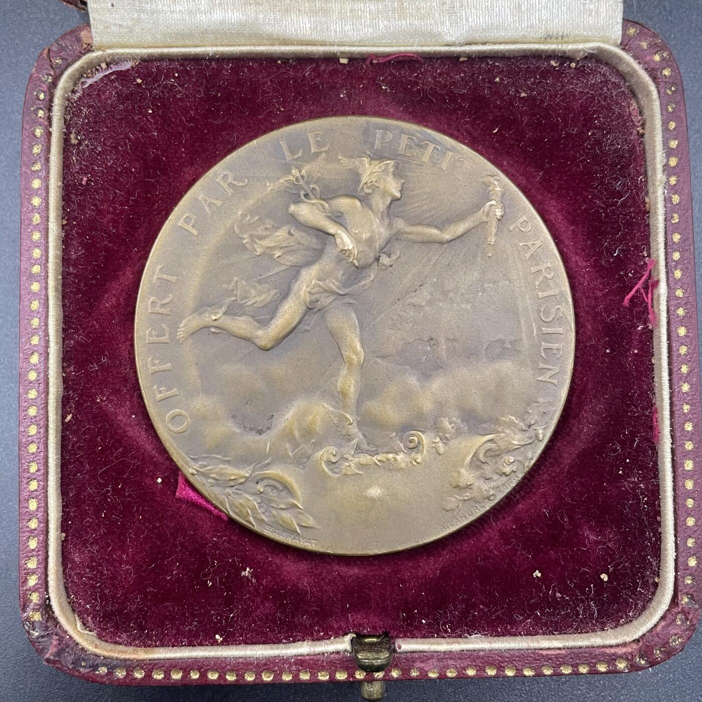 「木头集藏」章牌专场-第67场 法国“小巴黎人”报业纪念铜章，直径：50 mm，61.5 g，边铭：方形厂标 BRONZE，双面设计，原盒正常使用，品相不错。