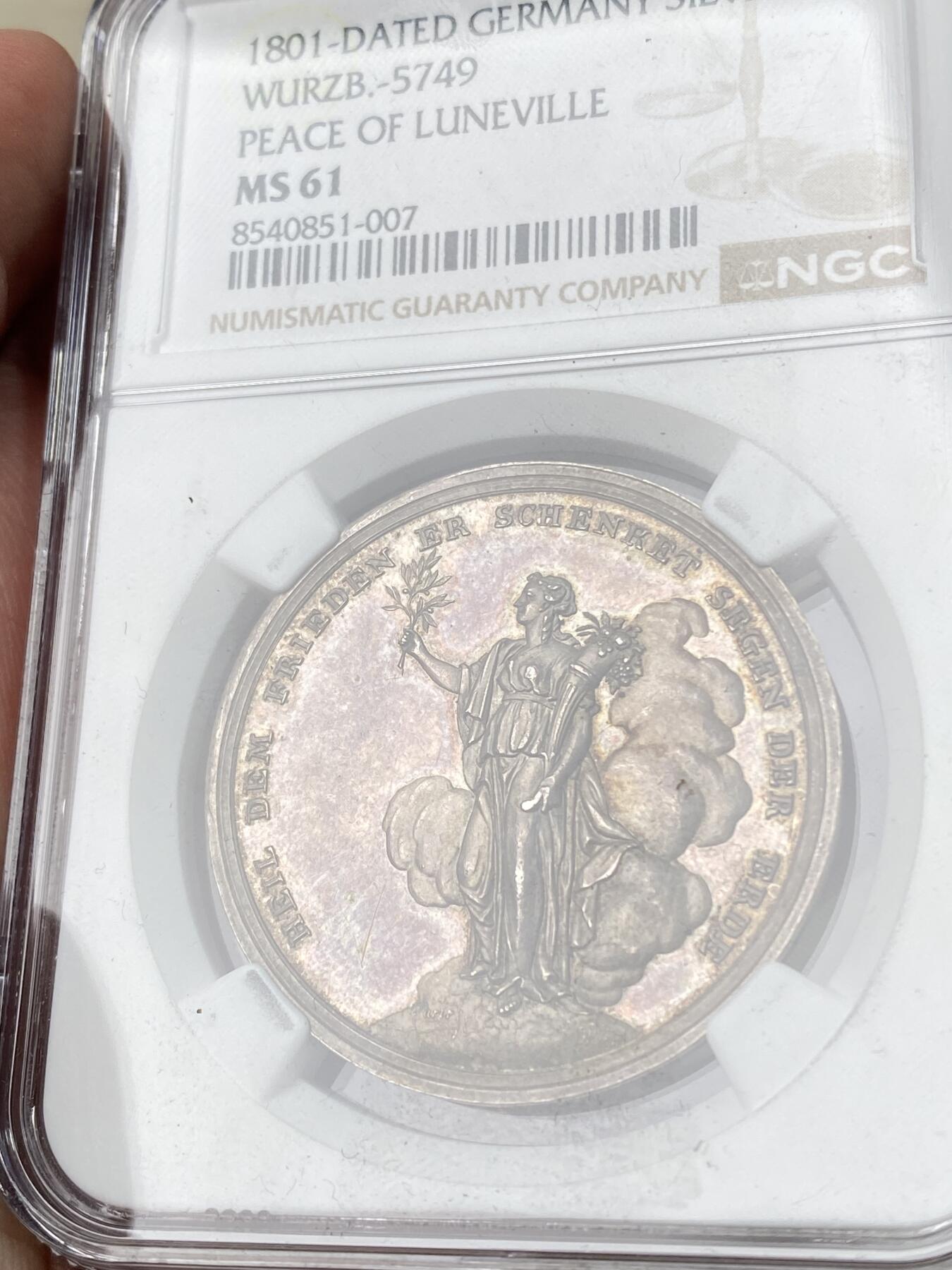 万国钱币拍卖第060期（万国六十期纪念大拍） NGC MS61 1801年德国吕内维尔和平纪念银章 罕见品种 和平女神站在云朵前的地球之上 背面密涅瓦女神向贝洛娜女神伸出埃癸斯盾 贝洛娜女神随即放下了手中剑 彩虹色极美均匀包浆高浮雕收藏品质