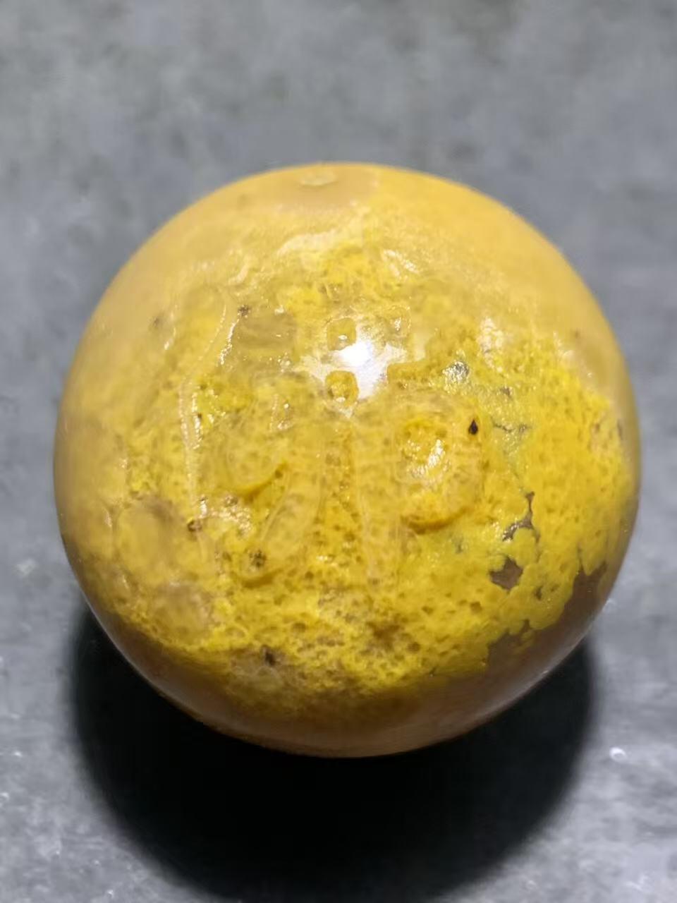 精美亚光冰飘鸡油黄糖心料风化纹战国红玛瑙手工雕刻佛字大圆珠一颗！